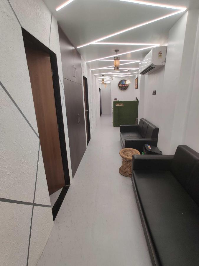 Oyo 91692 The You And Me Hotel Utrān Екстериор снимка